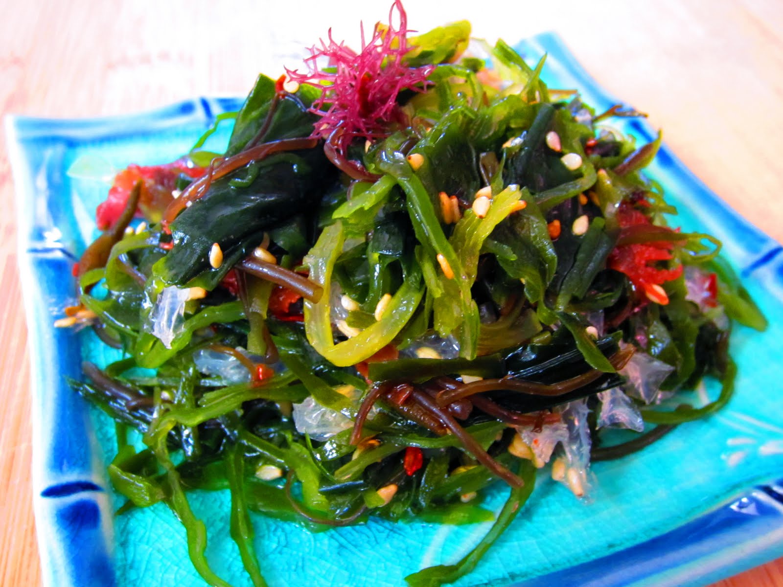 Съедобные водоросли названия. Японские водоросли чука. Чука (вакамэ). Водоросли морская капуста. Зеленые водоросли вакаме.